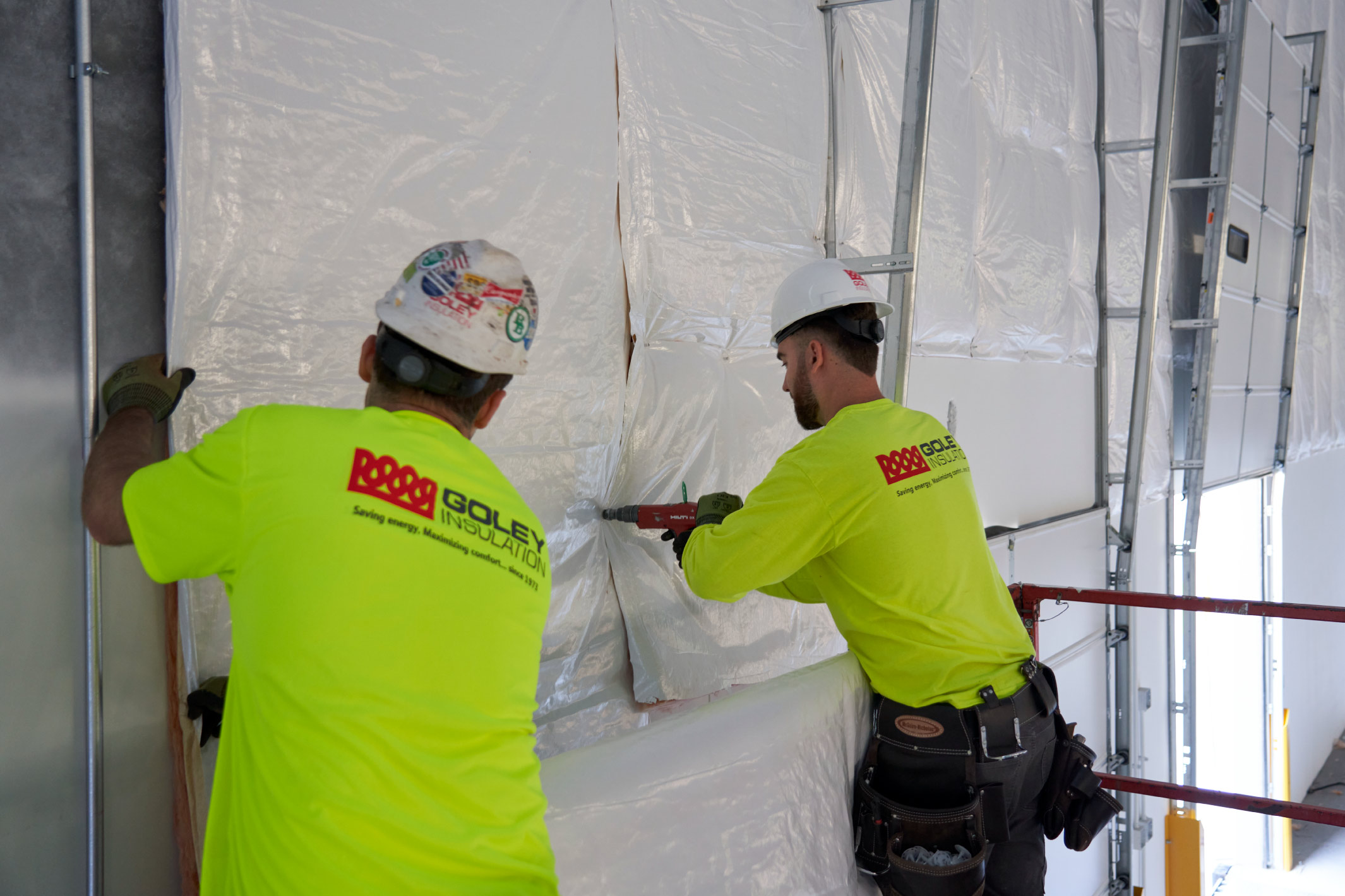 commercial_insulation_employees_install